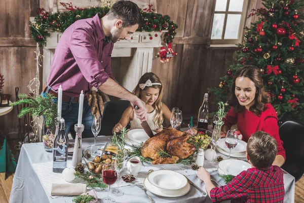 Сім'я вечеряє Різдвом — стокове фото