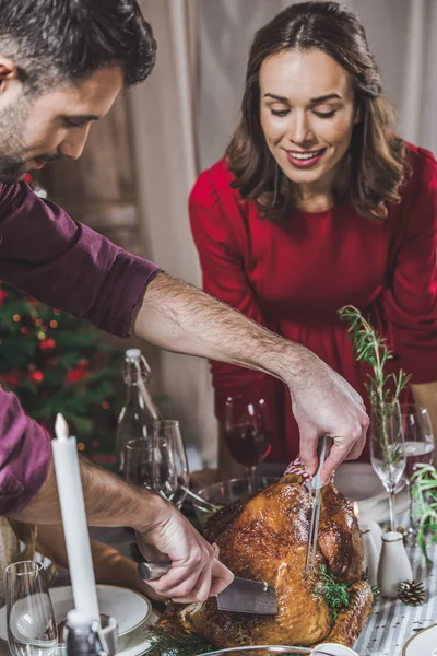 Hombre tallando pavo asado - foto de stock