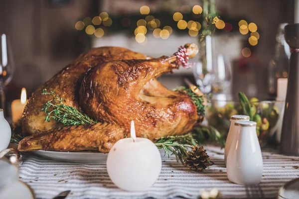 Tacchino arrosto sul tavolo delle vacanze — Foto stock