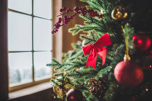 Decoraciones en el árbol de Navidad - foto de stock