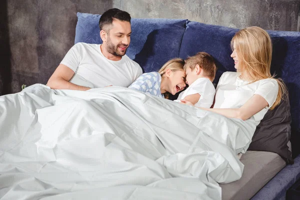Glückliche Familie im Bett — Stockfoto