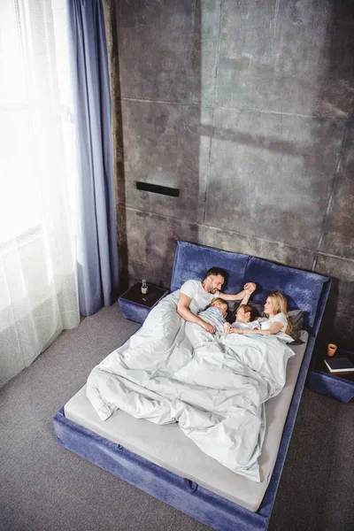 Glückliche Familie im Bett — Stockfoto