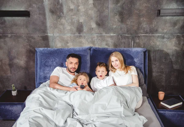 Glückliche Familie im Bett — Stockfoto