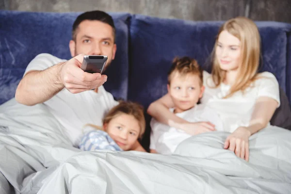 Glückliche Familie im Bett — Stockfoto