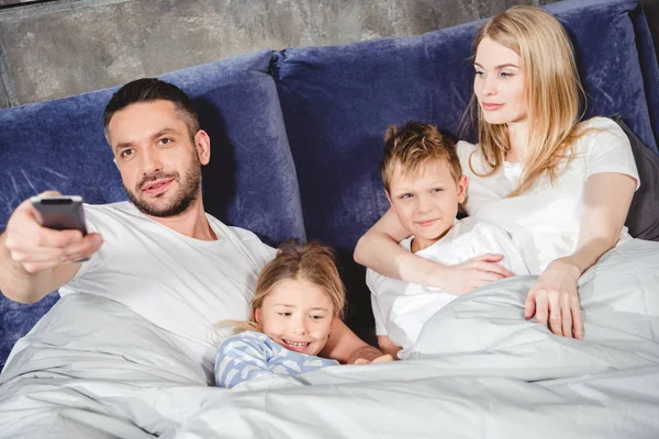 Щаслива сім'я в ліжку — стокове фото