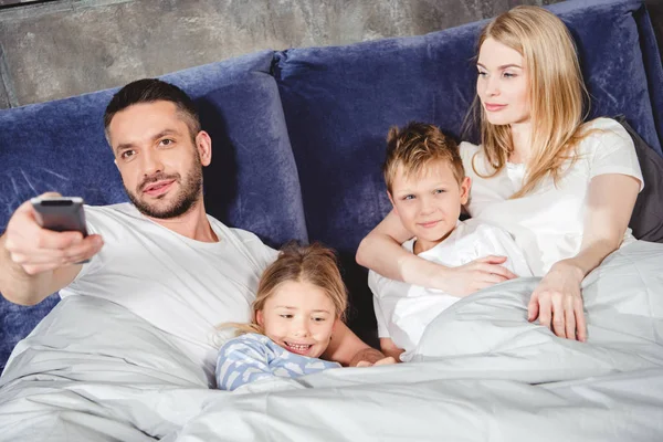 Glückliche Familie im Bett — Stockfoto