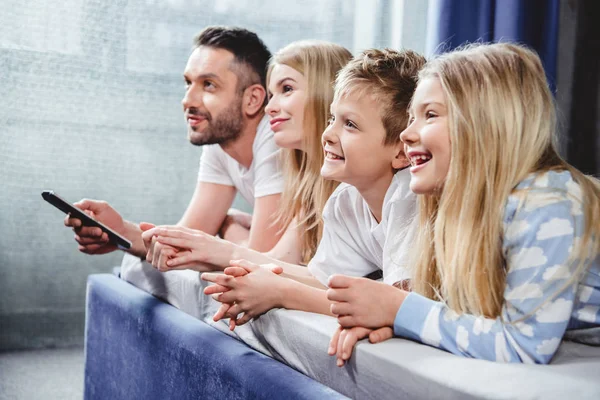 Glückliche Familie im Bett — Stockfoto