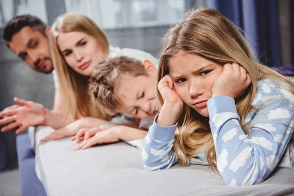 Kleines Mädchen liegt im Bett — Stockfoto