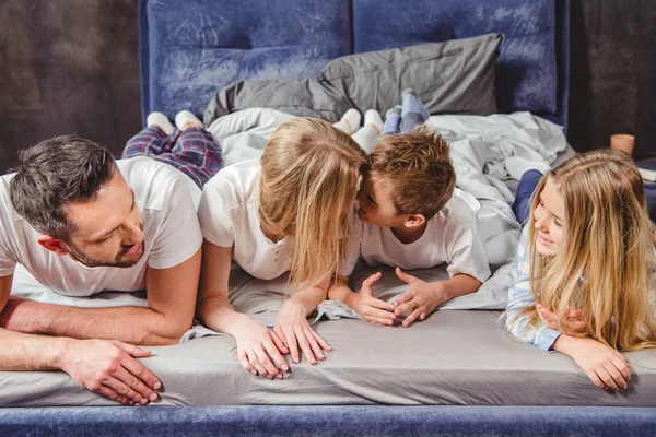 Glückliche Familie im Bett — Stockfoto