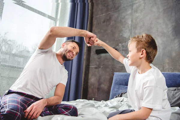 Padre e figlio toccano i pugni — Foto stock