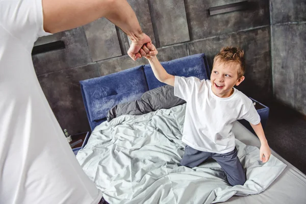 Pai e filho tocando punhos — Fotografia de Stock