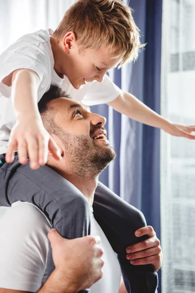Pai carregando filho no pescoço — Fotografia de Stock