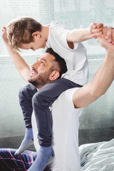 Pai carregando filho no pescoço — Fotografia de Stock