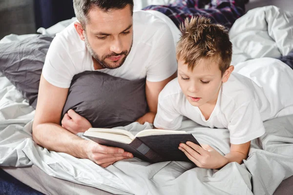 Pai e filho lendo livro — Fotografia de Stock