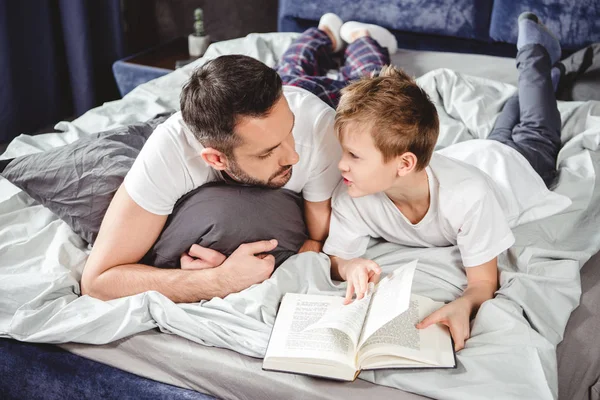 Pai e filho lendo livro — Fotografia de Stock