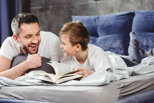 Livre de lecture père et fils — Photo de stock