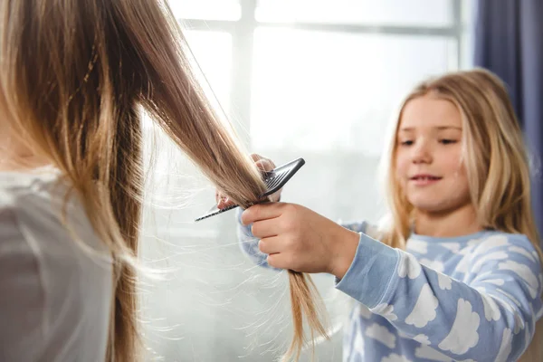 Figlia pettinando capelli di madre — Foto stock