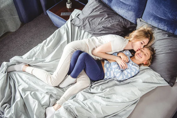 Glückliche Mutter und Tochter im Bett — Stockfoto
