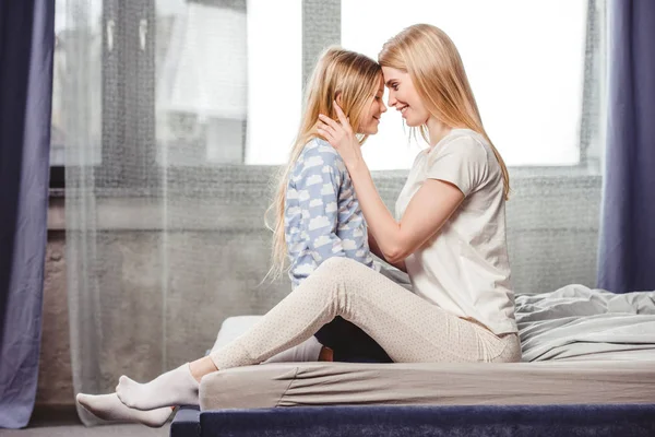 Happy mother and daughter in bed — Stock Photo