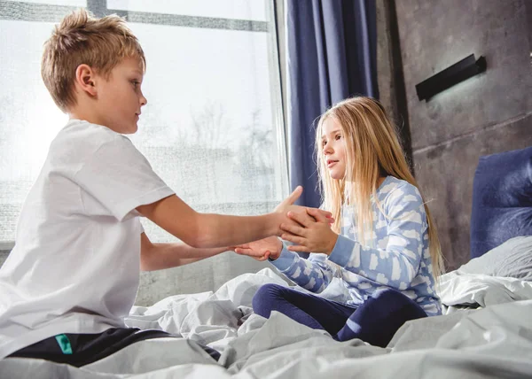 Блудниці грають на ліжку — стокове фото