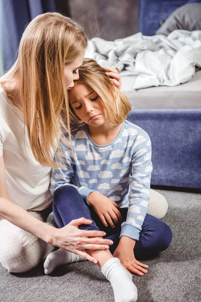 Mãe abraçando filha triste — Fotografia de Stock