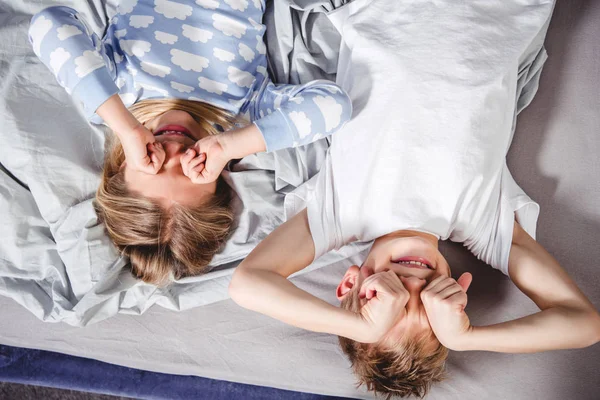 Brother and sister waking up — Stock Photo