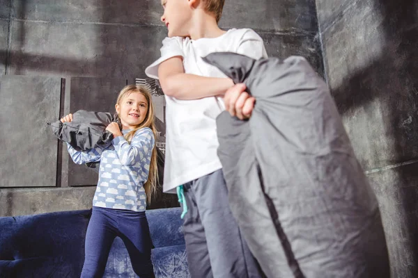 Siblings fighting with pillows — Stock Photo