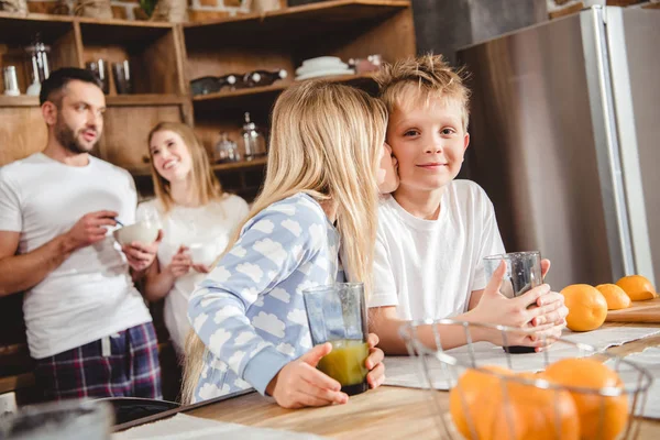 Los hermanos tienen jugo de naranja - foto de stock