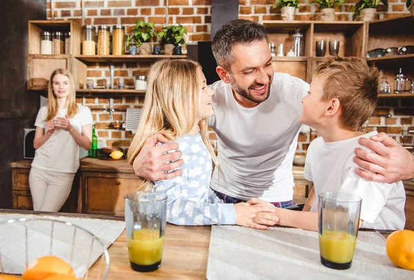 Familie hat Orangensaft — Stockfoto