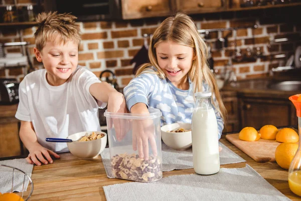 Siblings have breakfast — Stock Photo