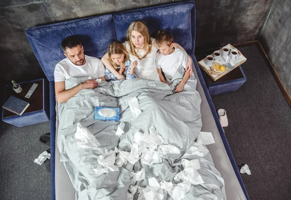 Familia enferma en la cama - foto de stock