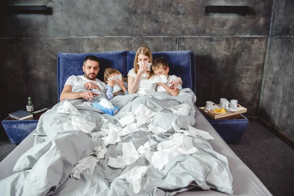 Famille malade au lit — Photo de stock