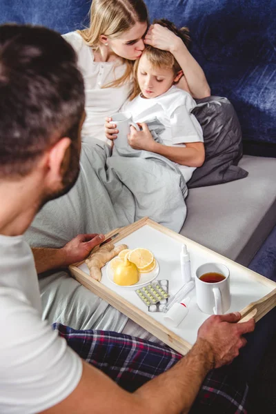 Мужчина приносит лекарства для семьи — стоковое фото