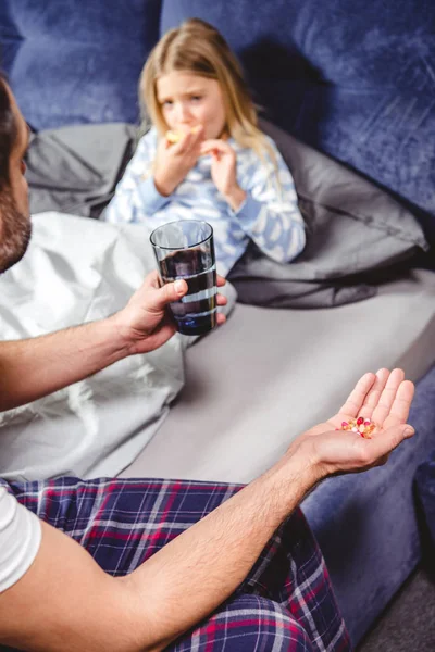 Man holds pills — Stock Photo