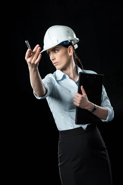 Architecte féminine dans le casque — Photo de stock