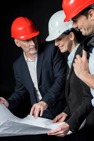 Arquitectos discutiendo proyecto - foto de stock