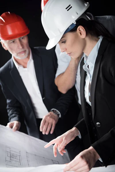 Arquitectos discutiendo proyecto - foto de stock