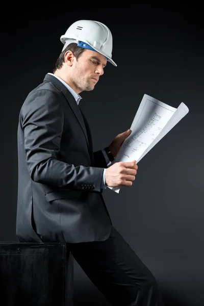 Engenheiro masculino no capacete — Fotografia de Stock