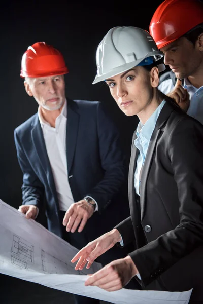 Arquitectos discutiendo proyecto - foto de stock