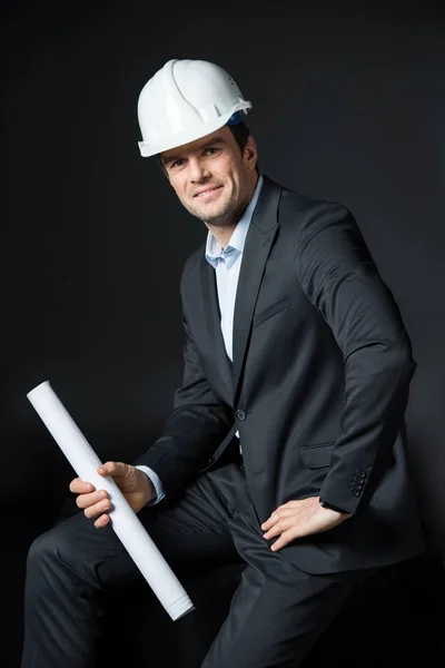 Männlicher Ingenieur mit Helm — Stockfoto