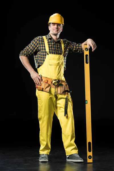 Trabajador de construcción con herramienta de nivel - foto de stock