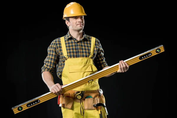 Trabajador de construcción con herramienta de nivel - foto de stock