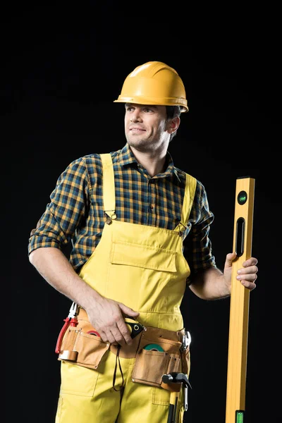Trabajador de construcción con herramienta de nivel - foto de stock