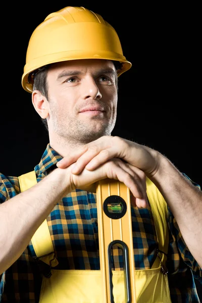 Trabajador con herramienta de nivel - foto de stock