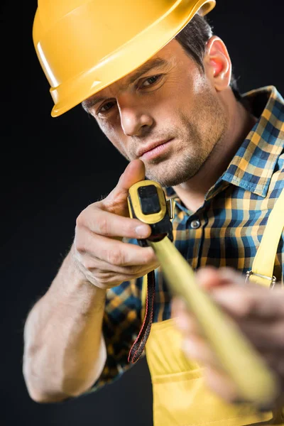 Medición del trabajador con rodillo medidor - foto de stock