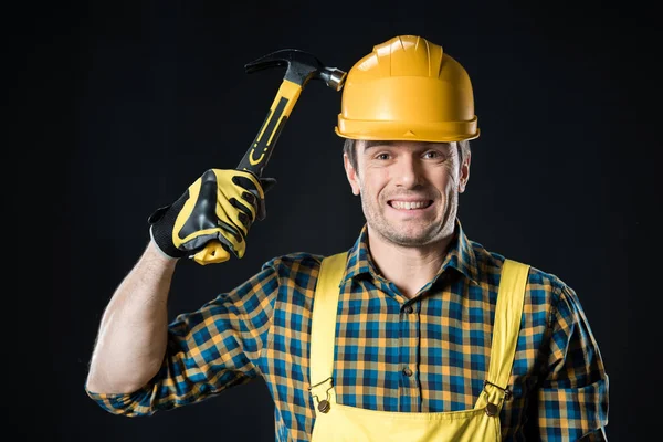 Trabajador sosteniendo martillo - foto de stock