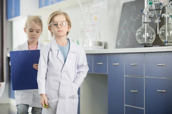 Écoliers en laboratoire chimique — Photo de stock