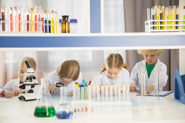 Schoolchildren studying in laboratory — Stock Photo