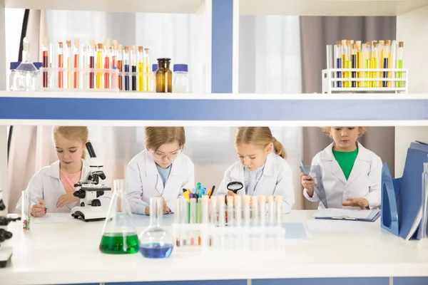Schoolchildren studying in laboratory — Stock Photo