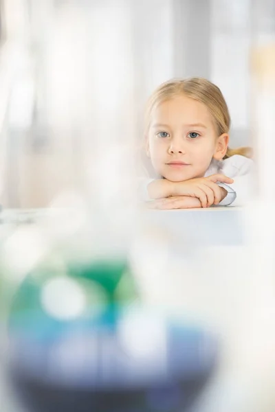 Schoolgirl studying in laboratory — Stock Photo